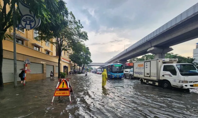 Hà Nội: Hơn 30.000 người chưa thể về nhà sau ngập lụt do bão số 3