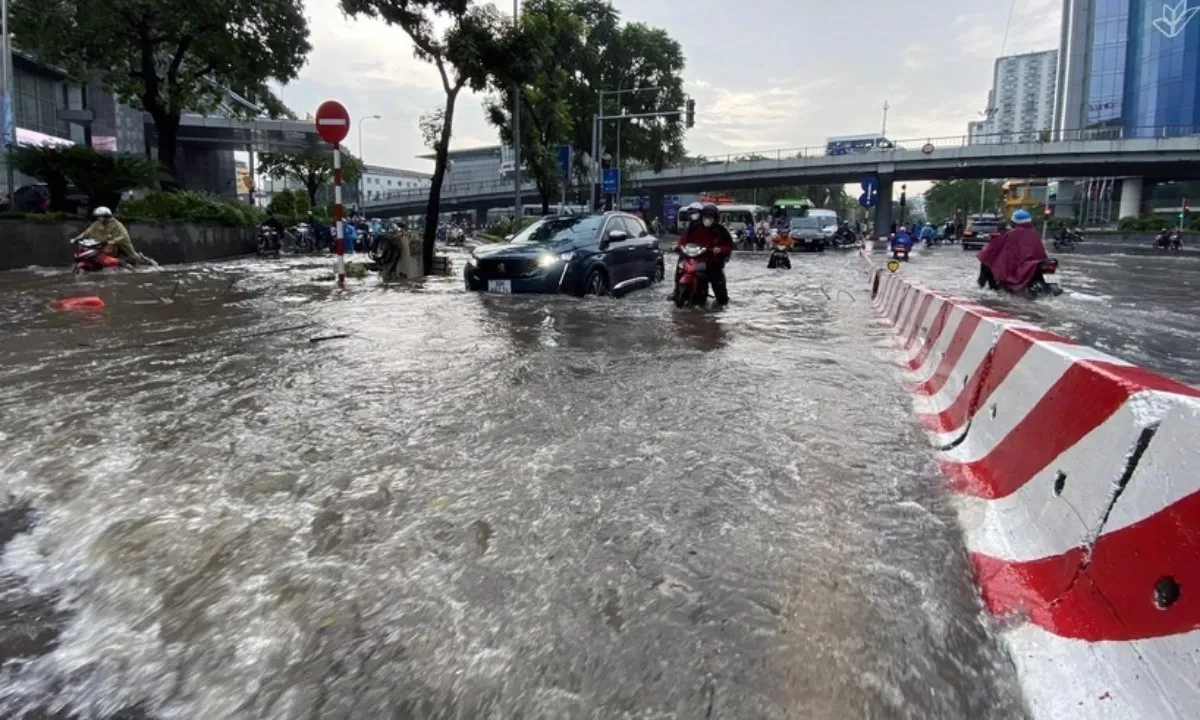 Mưa lớn đầu tuần, nhiều tuyến đường Hà Nội lại ngập sâu