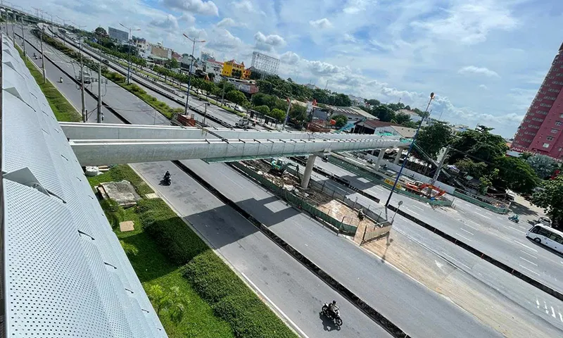 Lắp nhịp dầm cầu bộ hành cuối cùng trên tuyến metro số 1