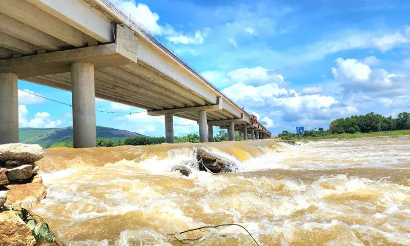 Đại diện nhà thầu phấn đấu đến cuối năm sẽ hoàn thành tất cả các đầu việc của hạng mục cầu Sông Vệ, thông toàn tuyến.