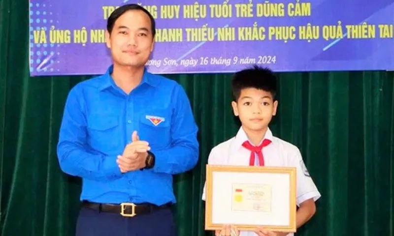 Trao huy hiệu Tuổi trẻ dũng cảm cho hai học sinh xả thân cứu bạn ở Hòa Bình