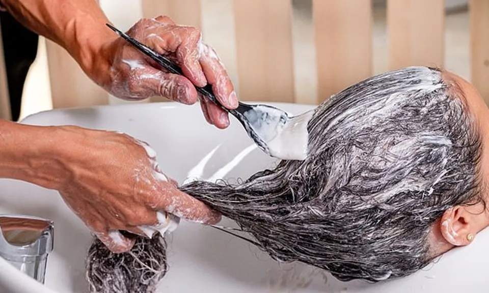 Sản phẩm tự nhuộm tóc tại nhà có nguy cơ gây mù tạm thời