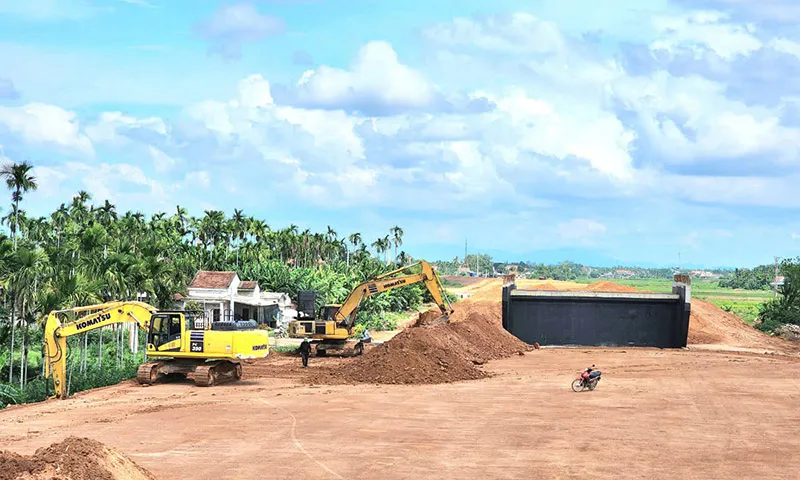 Nhà thầu cũng triển khai đồng loạt thi công mố hai bên đầu cầu, đắp đất nền để thông tuyến