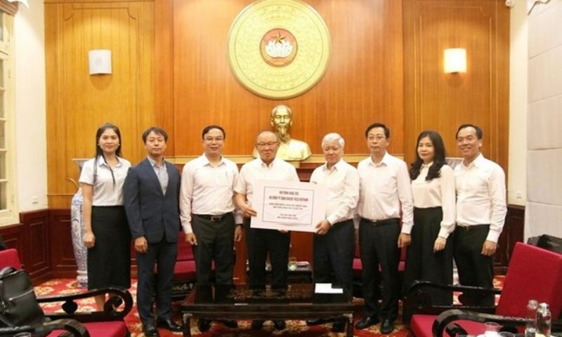 HLV Park Hang-seo ủng hộ đồng bào Việt Nam bị thiệt hại do bão lũ