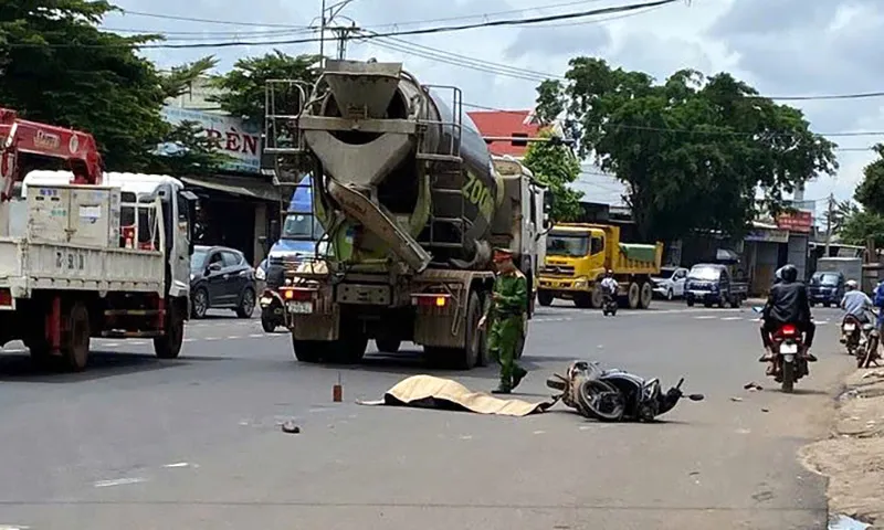 Ông lão đi xe máy va chạm với xe trộn bê tông tử vong thương tâm