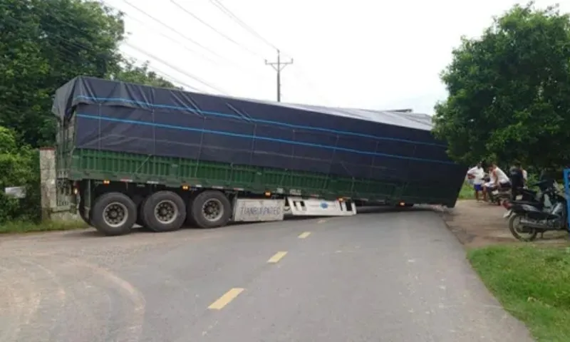 Ôm cua gấp, rơ-moóc container rơi xuống đường gây ùn tắc giao thông