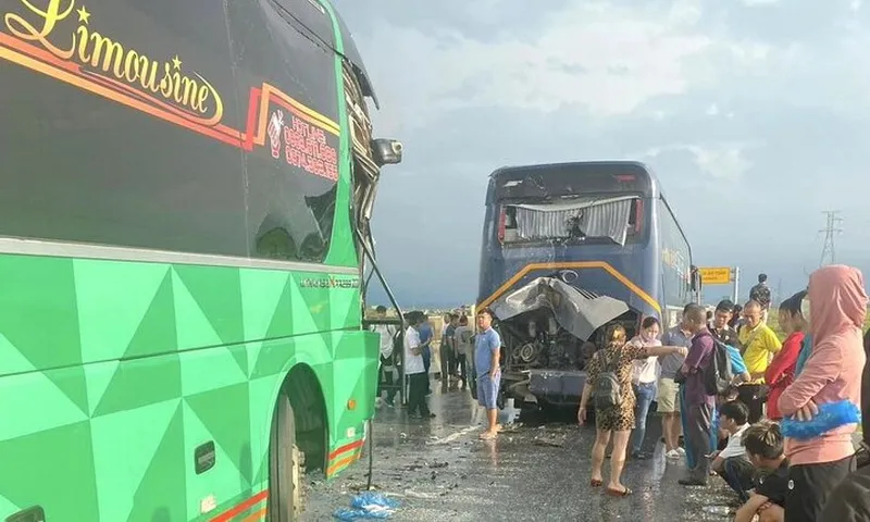 Cao tốc Diễn Châu - Bãi Vọt: 3 xe đụng liên hoàn, giao thông ùn tắc