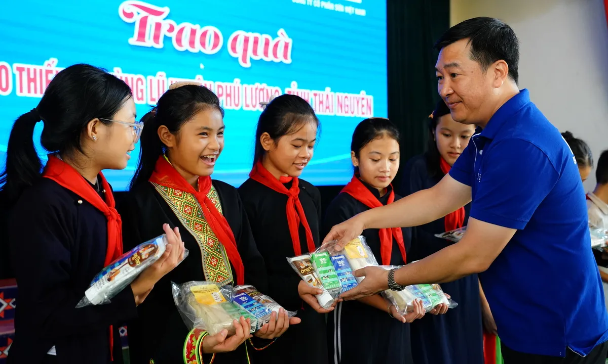 Mang Trung thu ấm áp đến trẻ em mọi miền