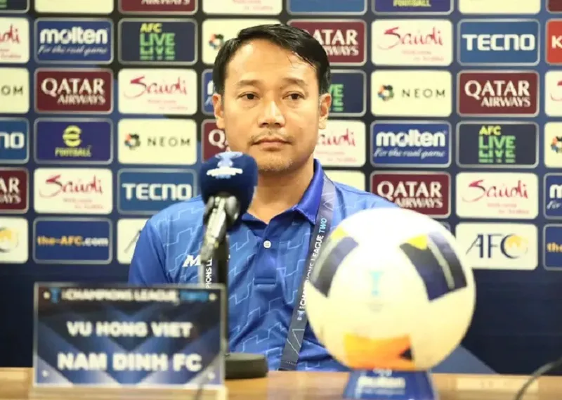 HLV Vũ Hồng Việt vui với chiến thắng đầu tiên của Nam Định tại Cúp C2 châu Á - Ảnh: internet