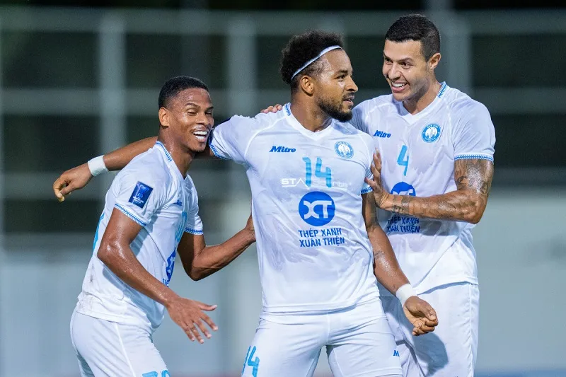 Nguyễn Xuân Son (giữa) thi đấu tỏa sáng giúp Nam Định có bàn thắng khai thông thế bế tắc - Ảnh: internet