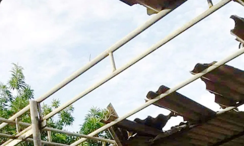 Lốc xoáy khiến nhiều ngôi nhà tốc mái tại Hà Tĩnh và Thừa Thiên Huế 
