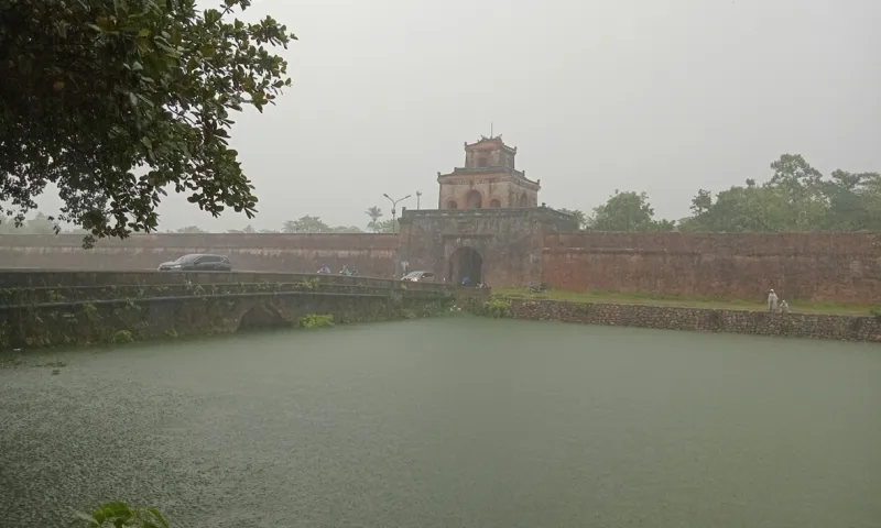 Học sinh Thừa Thiên Huế nghỉ học tránh mưa bão lớn