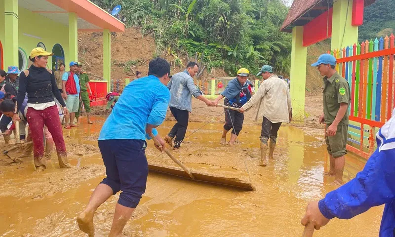 Mưa lớn gây sạt lở ở Quảng Nam: Khẩn cấp di dời nhiều hộ dân miền núi
