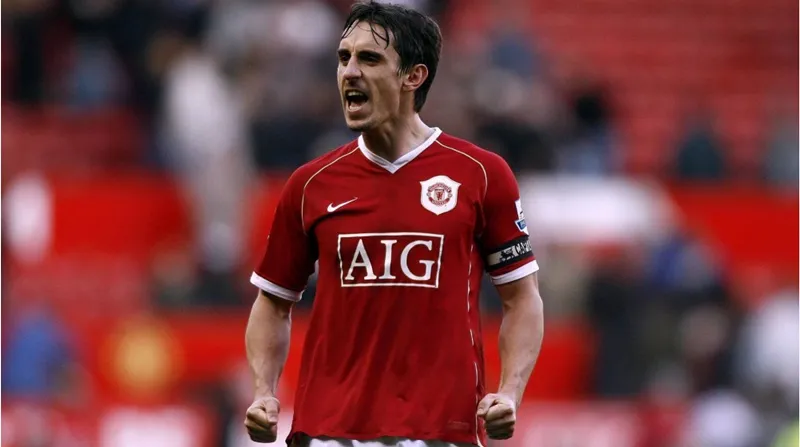 gary-neville-toi-san-sang-pha-huy-old-trafford-de-giup-mu-tro-lai-vinh-quang 1