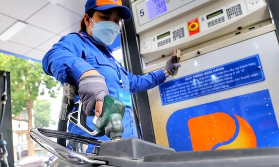 Giá xăng tăng nhẹ, RON 95 hơn 19.700 đồng/lít