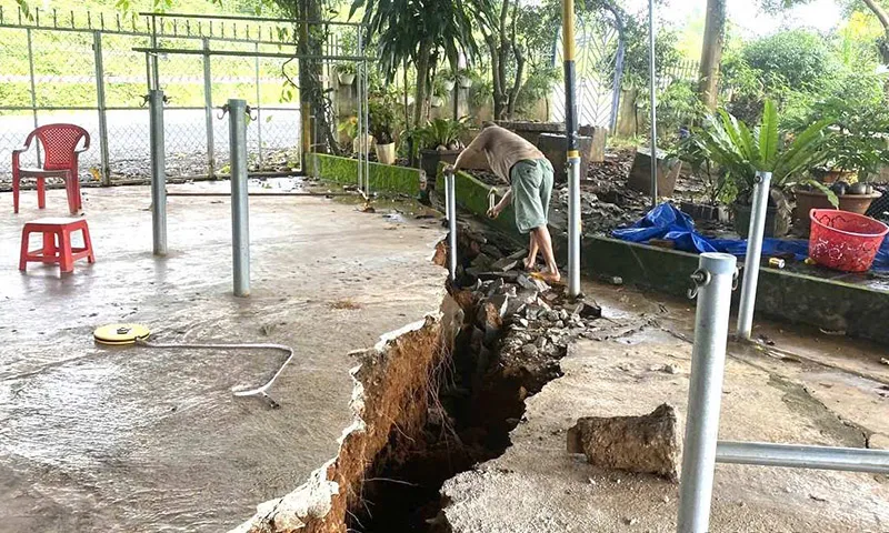 Một vết nứt lớn kéo dài ven Quốc lộ 14, đoạn qua Đắk Nông