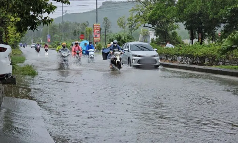 Nhiều tuyến đường ở TP. Huế bị ngập do mưa lớn trong ngày 18 9