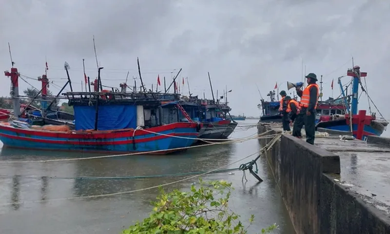 Thừa Thiên Huế sơ tán dân và chuẩn bị ứng phó với bão số 4
