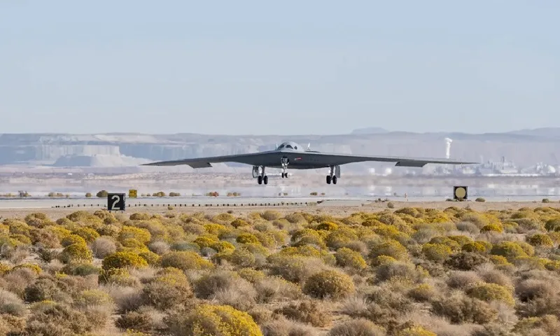 Hé lộ video máy bay ném bom sát thủ tàng hình B-21 Raider bay thử