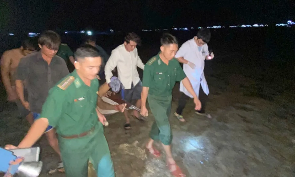 Tàu cá chở 14 người bị chìm trên biển Côn Đảo, 2 thuyền viên mất tích