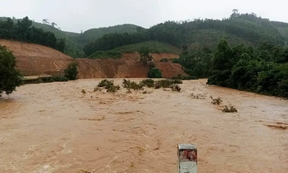 Hoàn lưu bão số 4 còn gây mưa lớn, nguy cơ ngập lụt và sạt lở