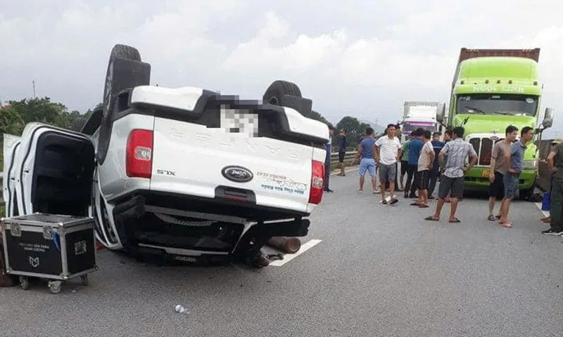 Ùn tắc giao thông kéo dài vì xe bán tải lật ngửa trên cao tốc QL45 - Nghi Sơn