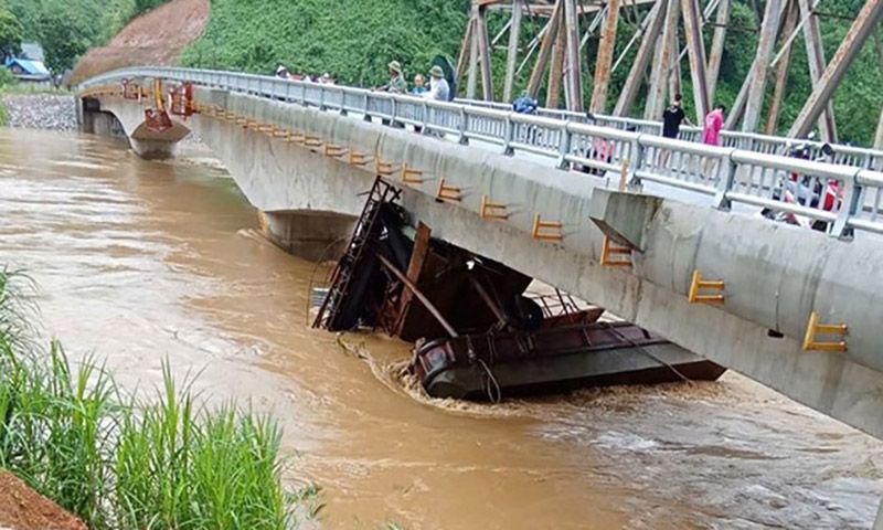 Tìm chủ tàu bị chìm, mắc kẹt ở gầm cầu Tô Mậu