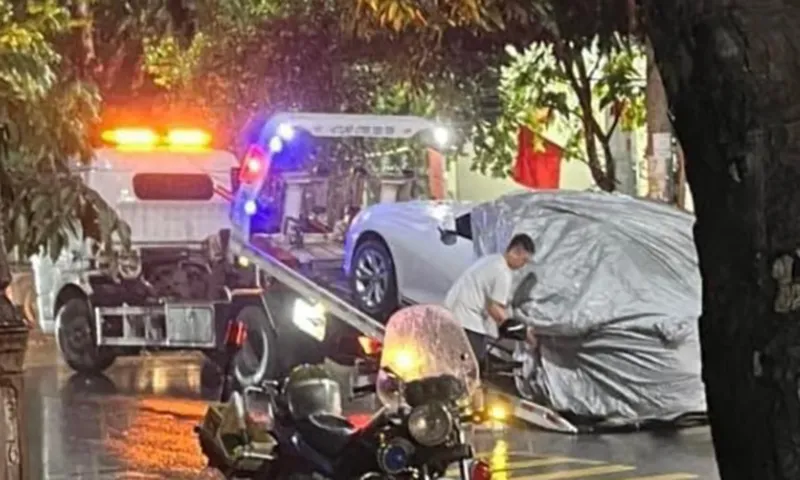 Người cha lùi ô tô bất cẩn khiến con trẻ tử vong