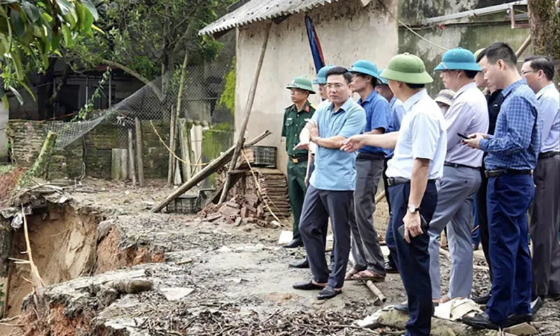 Lãnh đạo tỉnh Vĩnh Phúc kiểm tra vị trí sạt lở đê tả sông Lô. Ảnh UBND tỉnh Vĩnh Phúc