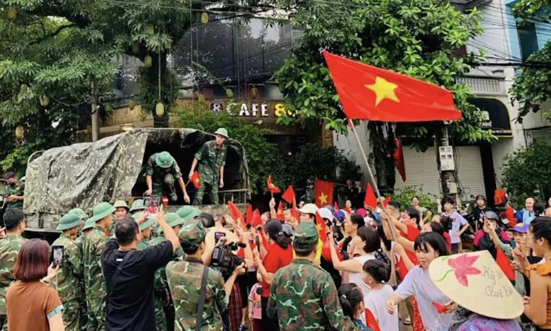 Người dân Yên Bái cầm cờ, hoa vẫy chào, cảm ơn các chú bộ đội