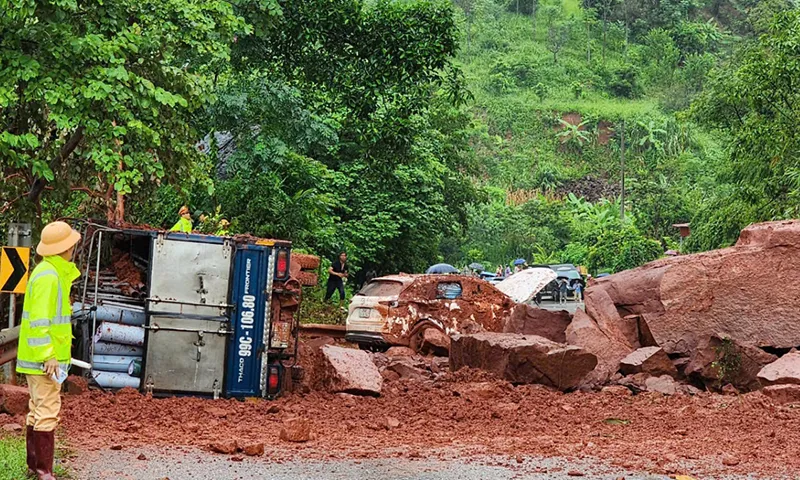 Những tảng đá lớn lăn trúng làm ô tải bị lật, xe ô tô con bị hư hỏng, 8 người bị thương nhẹ.