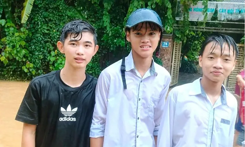 Trong 2 giờ đồng hồ, các em học sinh đã hỗ trợ được nhiều người và phương tiện qua đoạn đường ngập nước lũ.