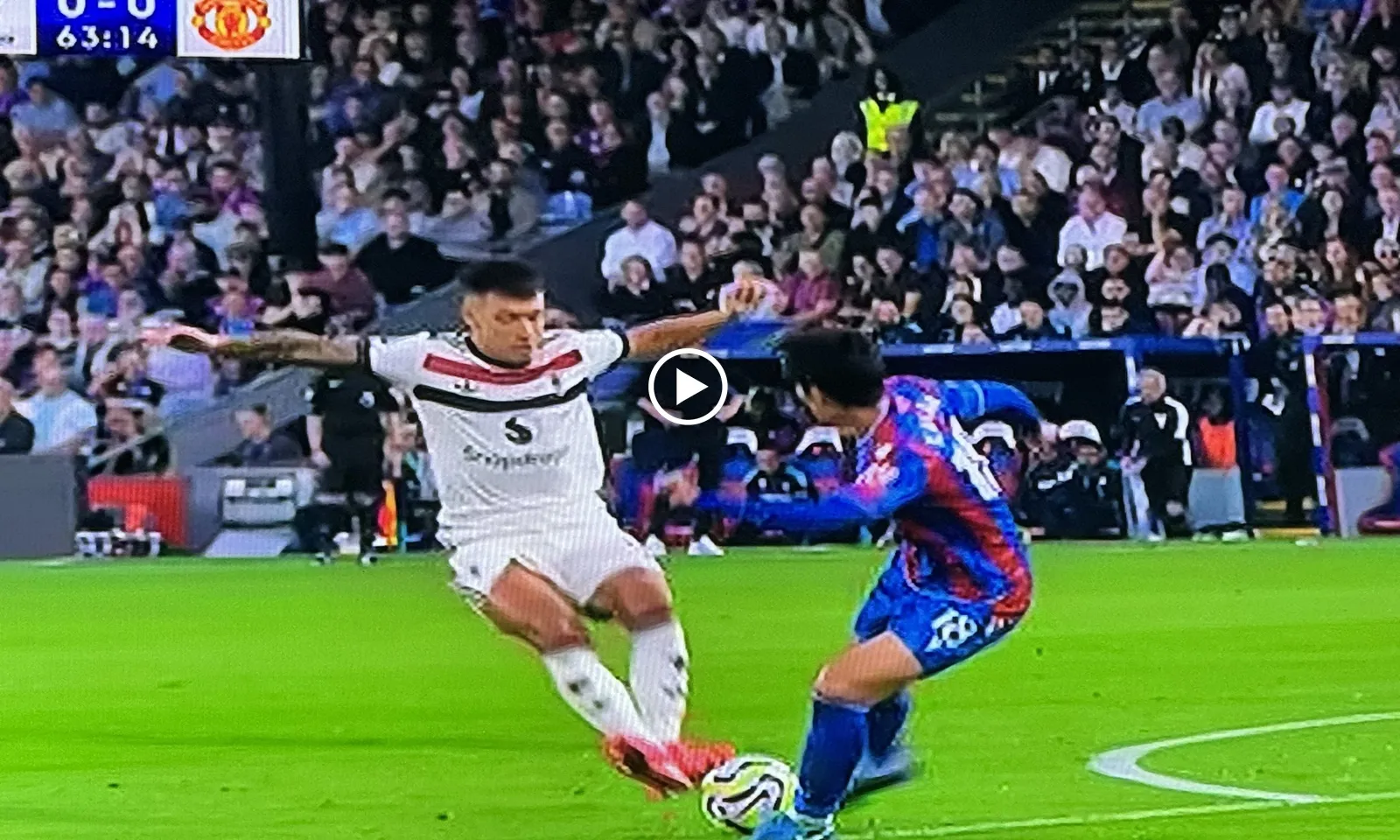 VIDEO: Martinez liều lĩnh đạp 2 chân vào đối thủ 