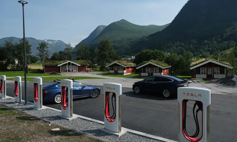 Xe điện Tesla đang đỗ tại một trạm sạc ở Skei, Na Uy - Ảnh: Washington Post