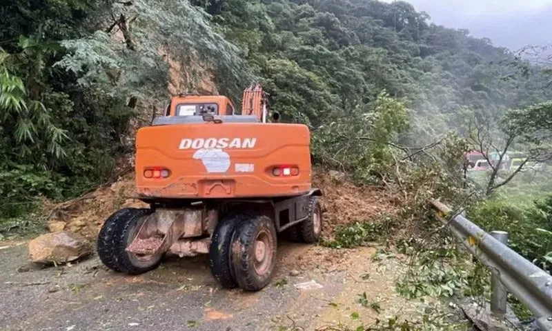 Thông xe trở lại đường lên cửa cầu Cầu Treo sau nhiều giờ ách tắc do sạt lở