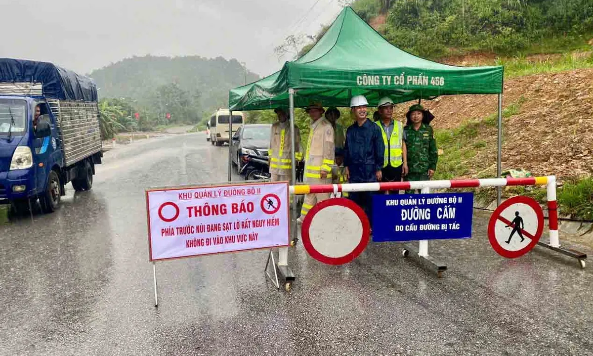 Mưa lớn gây sạt lở, Quốc lộ 8A đi cửa khẩu Cầu Treo tắc nghẽn hoàn toàn