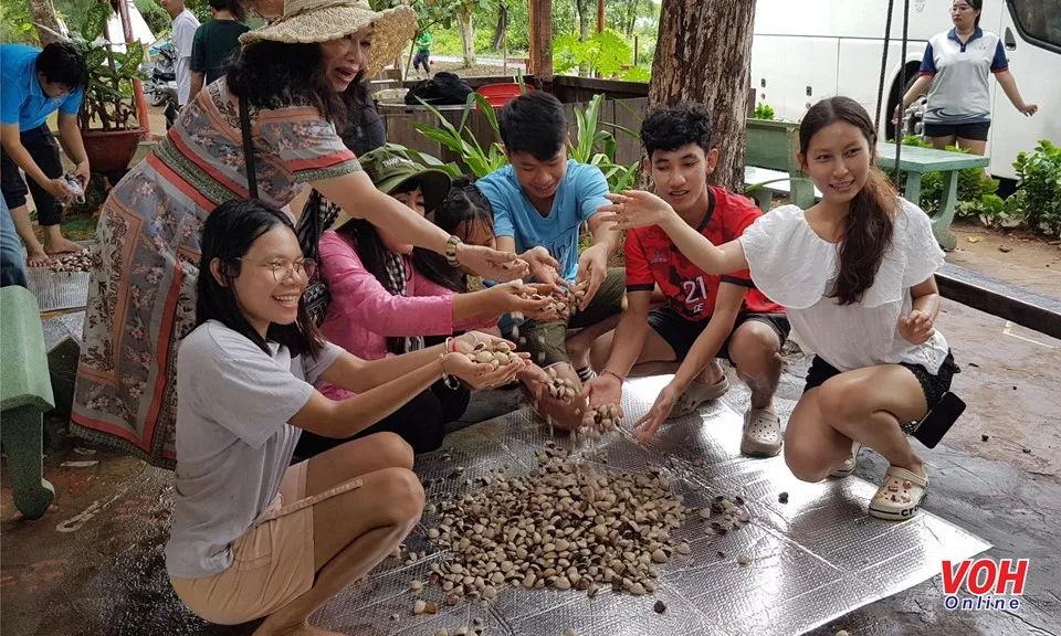 Sinh viên Lào, Campuchia trải nghiệm thực tế “Một ngày làm nông dân” tại huyện Cần Giờ