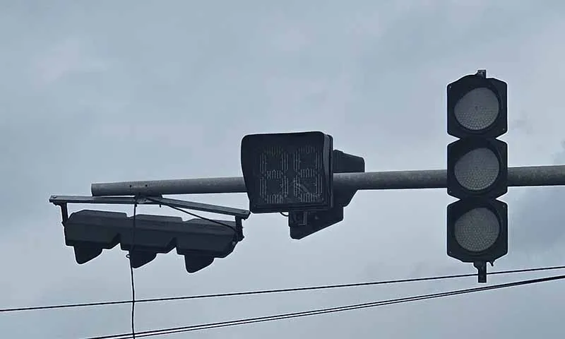 Đèn tín hiệu giao thông bị hư hỏng do ảnh hưởng của bão số 3 tại Hải Phòng