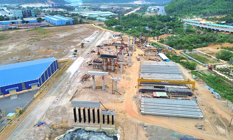 Ngày 25/9, đóng hầm Hải Vân để nổ mìn làm đường nối cảng Liên Chiểu