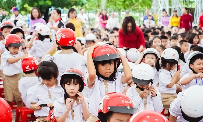 tặng nón bảo hiểm học sinh