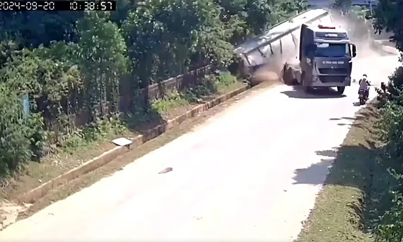 Xe đầu kéo ôm cua sút rơ móc, hai người đi xe máy thoát nạn