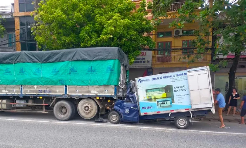 xe tải tông vào xe đang dừng, tài xế tử vong Hưng Yên