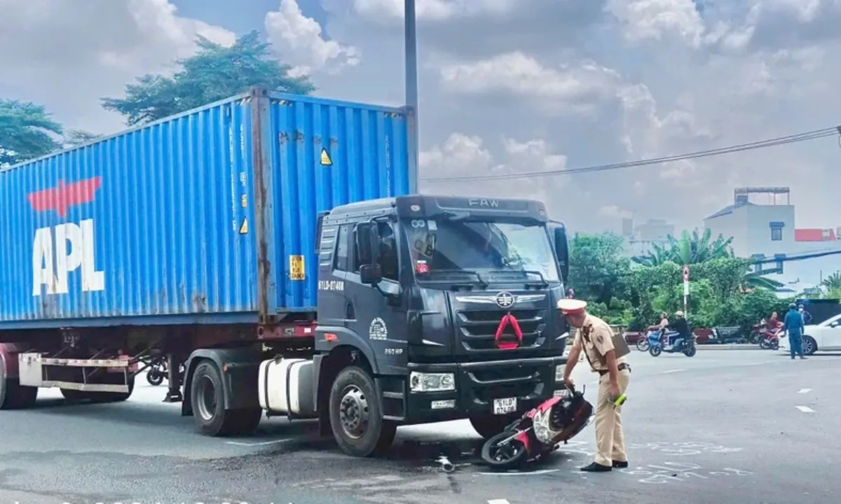va-cham-xe-container-va-xe-may-1-nguoi-bi-hat-vang-o-gam-cau-vuot-hoa-an-1-8519