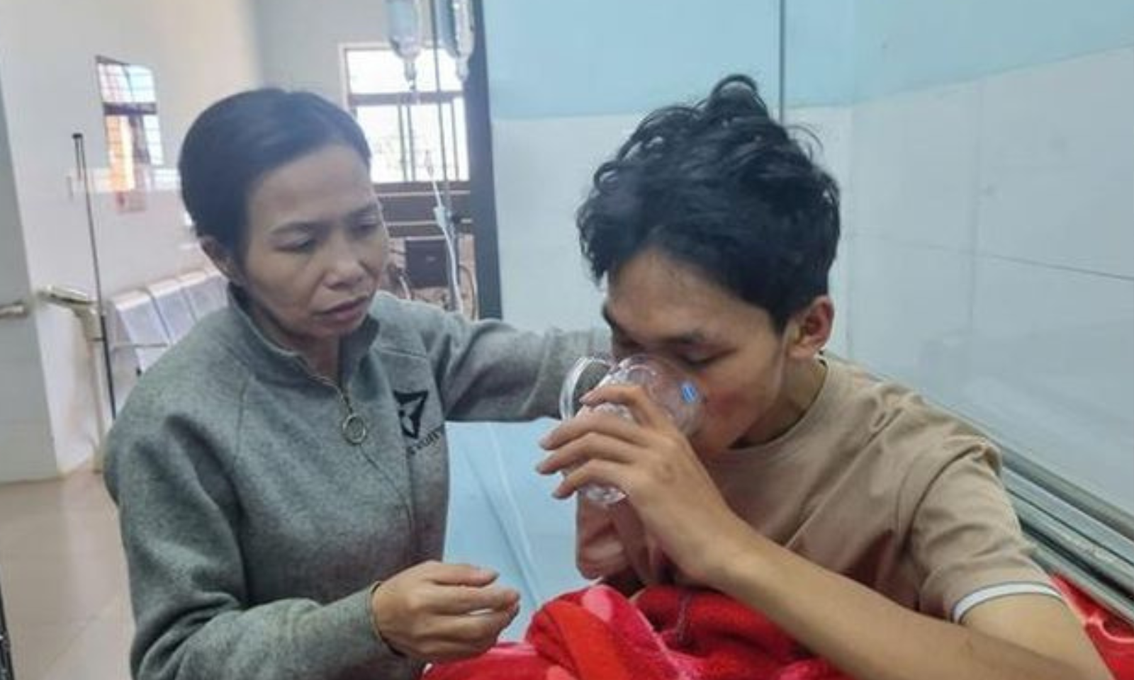 Chàng trai trẻ được cứu sống sau 9 ngày mắc kẹt giữa dòng lũ