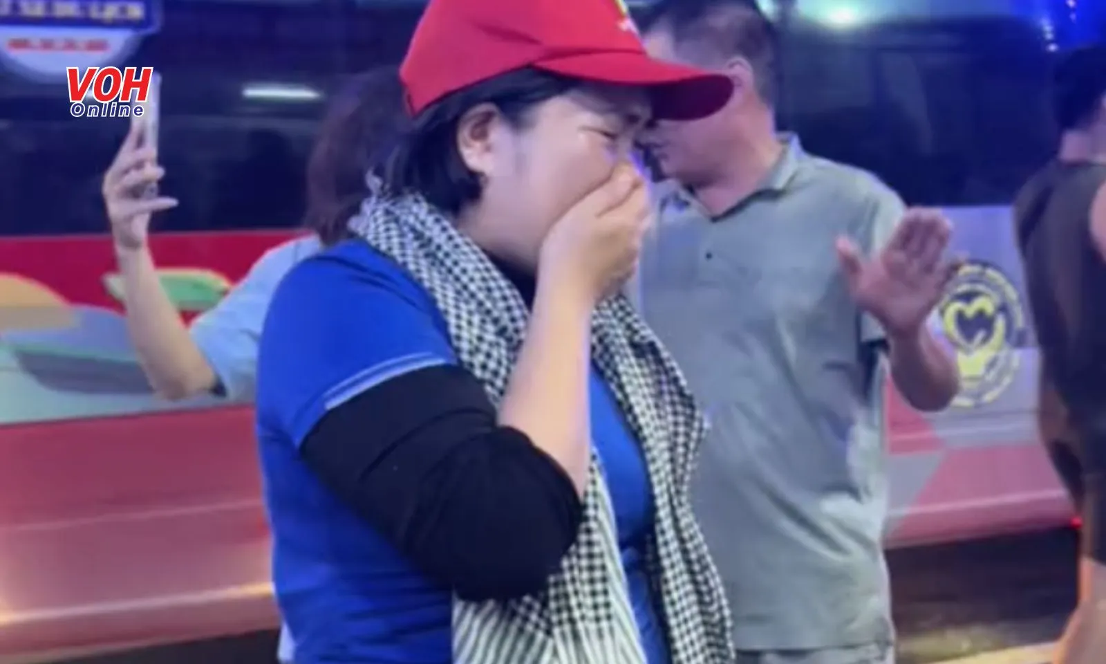 Người phụ nữ trong đoàn cứu trợ Đắk Lắk bật khóc khi bị chặn xe