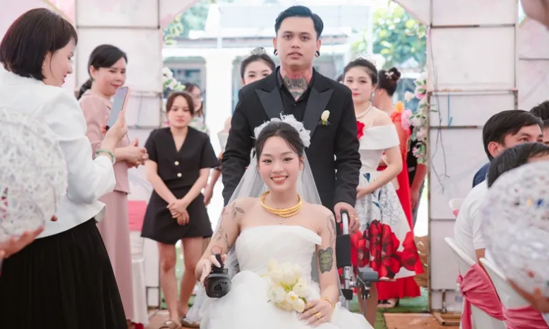 Cô dâu Bình Phước ngồi xe lăn tiến vào lễ đường, khoảnh khắc khiến mọi người bật khóc