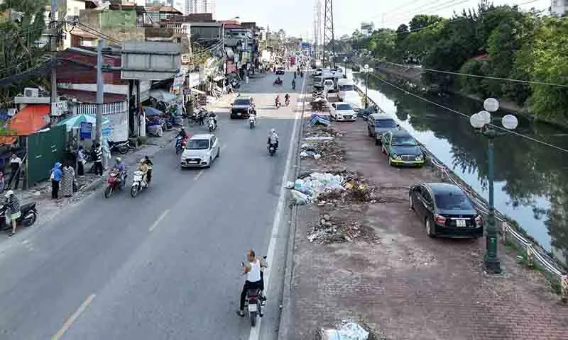 Cây xanh trên đường Tam Trinh quận Hoàng Mai, Hà Nội đã được di dời, đốn hạ