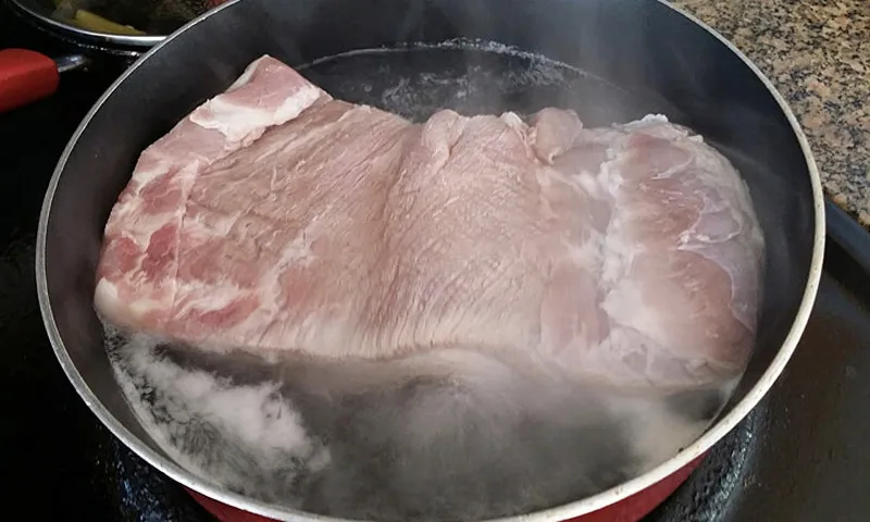 chan-thit-qua-nuoc-soi-truoc-khi-che-bien-co-that-su-tot-202206061029180237