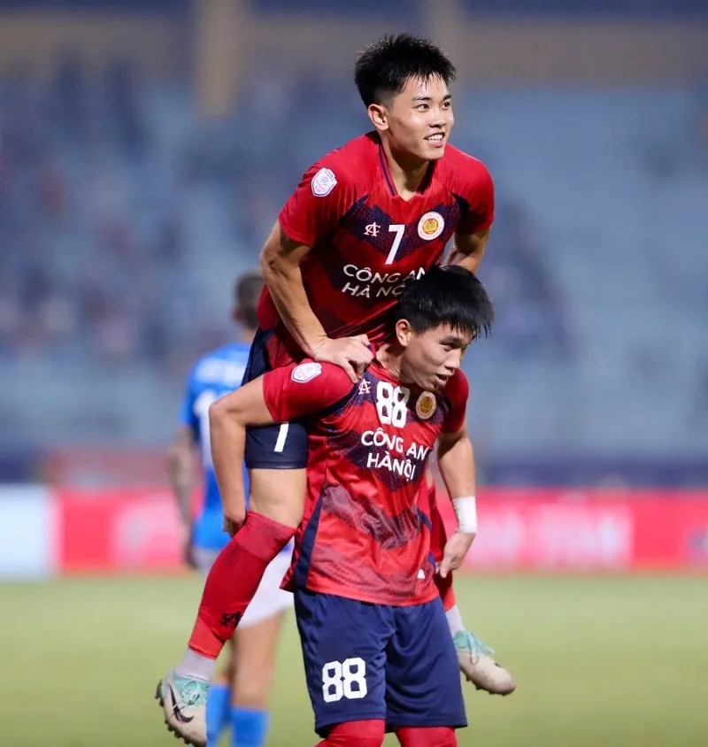 Đình Bắc và Văn Đô góp công vào chiến thắng “5 sao” của Công An Hà Nội - Ảnh: internet