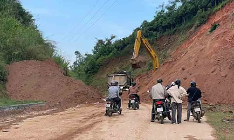 Giao thông trên Tỉnh lộ 162 (Lào Cai) ách tắc, chia cắt do bị sạt lở.